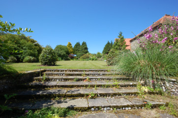 This property benefits from a beautiful communal garden.