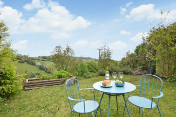Southills Cottage, Cornworthy - Garden view with small bistro table