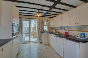 Spacious kitchen with electric oven and hob