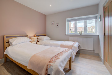 Bedroom 3 with twin beds