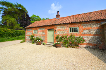 Spring Exterior View of Dockings Cottage