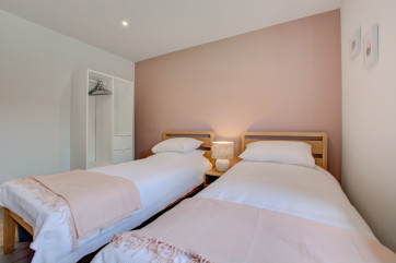 Bedroom 3 with twin beds