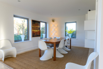Dining area with contemporary design