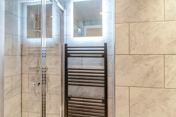 Ensuite bathroom at Hafan y Ddinas Cardiff Apartment 2