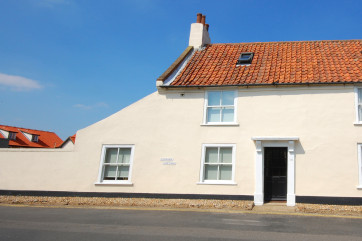 Luggers Cottage is very handy for both the town centre and the Quay.