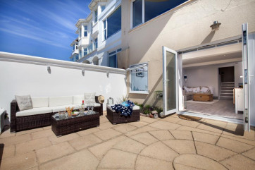 Sunny Self-Catering Holiday Apartment in Torquay, Perfect for Torbay Beach Holidays