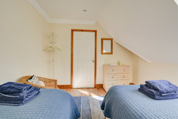 Bedroom 2 with twin beds