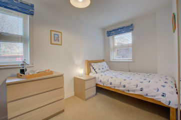 Second bedroom with single bed. 