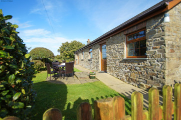 Holiday Cottage with fishing lake in West Wales