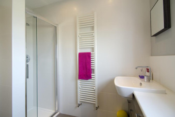 Upstairs family bathroom with separate shower cubicle