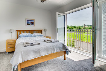 King sized en-suite bedroom with balcony 