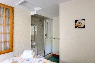 Twin bedroom with shower