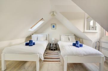 Bedroom 3 with twin beds