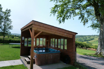Luxury Brecon Beacons Holiday Cottage with large hot tub