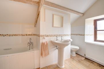 Ensuite bathroom to the double bedroom