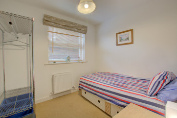 Space saving wardrobe in bedroom 3