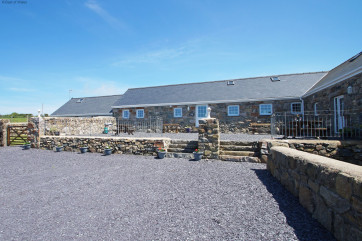 Unwind & be inspired at this 5 star holiday cottage with sea view