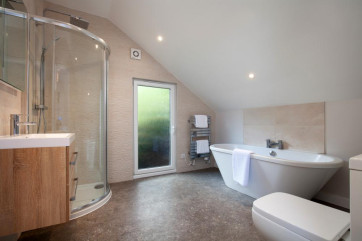 Large upstairs super-king bedroom with en-suite bathroom & shower