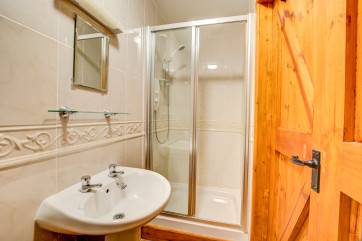 En-suite shower room with shower cubicle, wc & wash basin