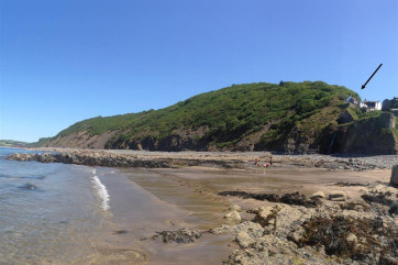 A short stroll leads down to the pebble beach, where at low tide expanses of soft sand appear between the rock pools