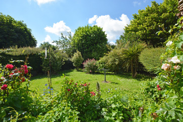 Extensive fully enclosed lawned garden