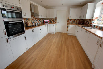 Fabulous large kitchen to really cook up a storm!