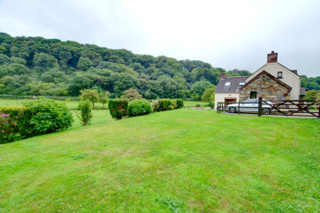 This is an attractive, detached spilt-level house is situated in the little village of Cwm Gwaun