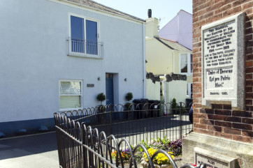 Oyster Cottage, just on the corner of Shaldon infamous Bowling Green & opposite The London Inn!