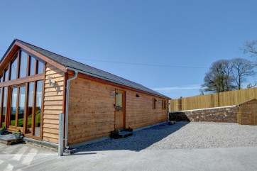 A gravelled driveway to the rear gives level access to the barn and offers ample parking