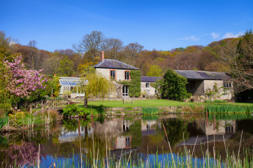 Rural lakeside self-catering holiday cottage in Honiton