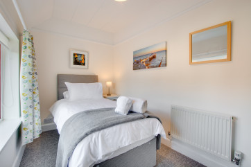 Bedroom 4 with single bed