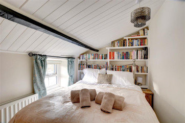 Cosy double bedroom.