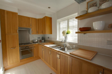 Comprehensively equipped kitchen