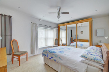 Smart double bedroom with sea views and whb