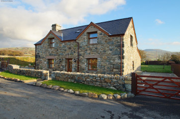 Beautiful Barmouth self catering cottage for 4 with a private hot tub