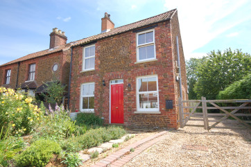 This attractively furnished detached cottage is situated in the centre of the village. It combines character features with modern comforts and is a warm and welcoming place to stay at any time of the year.