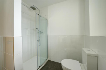 En suite shower room with wc and whb