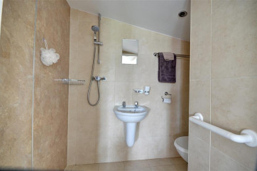 En suite for the 3 Bedroom