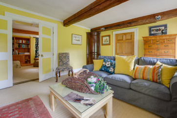 Colourfully decorated sitting room with comfortable seating