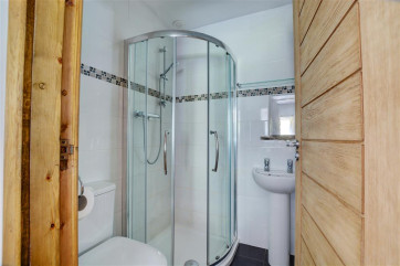 Shower room off the games room