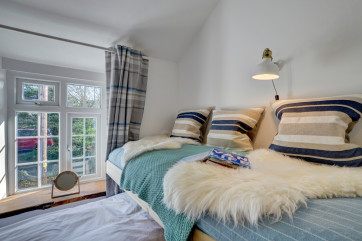 The single bedroom with cosy seating area