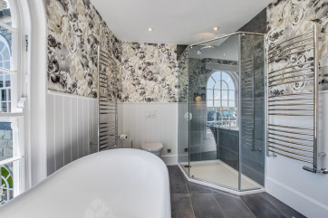 En suite Bathroom to Bedroom 2