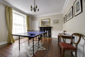 Games room with table tennis and billiards for family competitions! 
