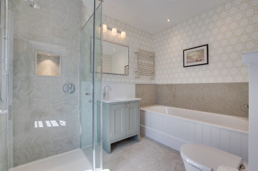 En suite Bathroom to Bedroom 5