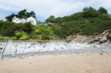 Sunridge is in an enviable position overlooking the beach & sea. Enchanting at anytime of the year! 