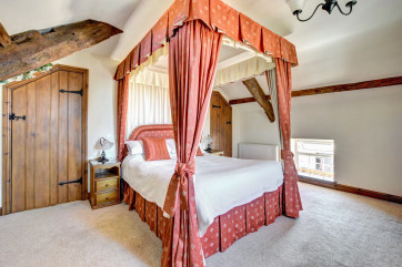 King sized four poster bed