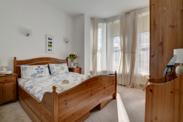 Light and bright double bedroom attractively furnished with large bay windows