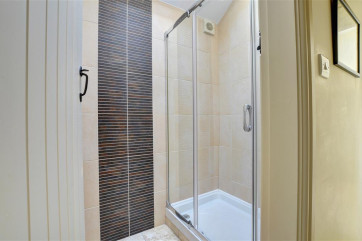 FL046 - Shower Room