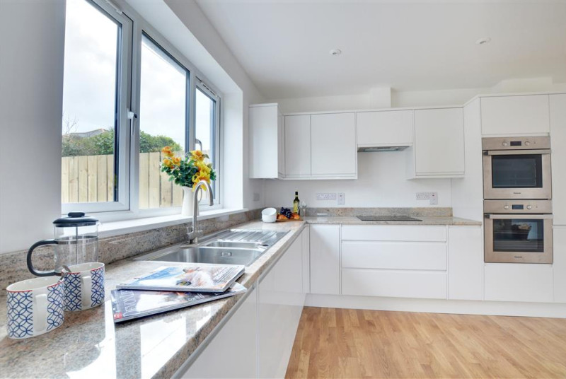 Bright contemporary kitchen 