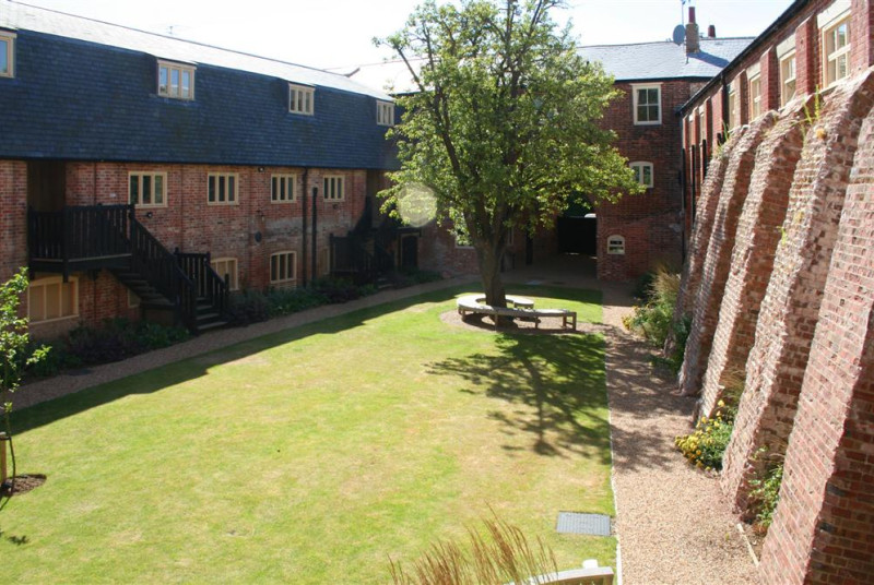 Super views out onto this courtyard from this top floor appartment. 